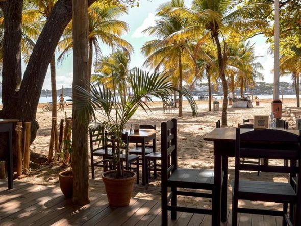As mesas do café ficam em ambiente aberto e têm vista para a praia da Curva da Jurema por Ana Paula Pessoa