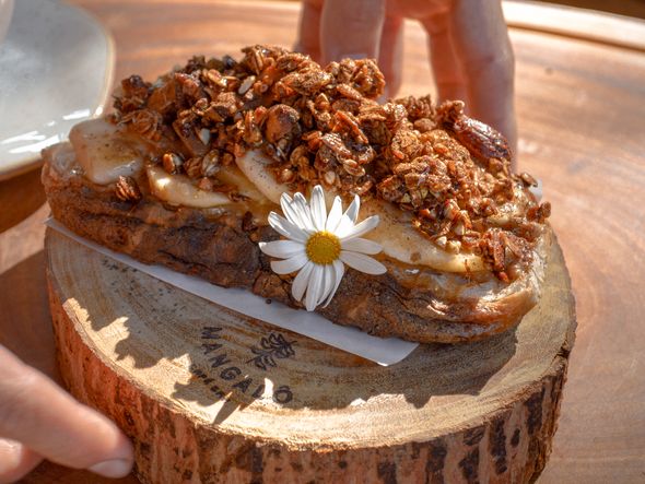 Amendotoast, com pasta de amendoim, banana, mel, canela e granola por Ana Paula Pessoa