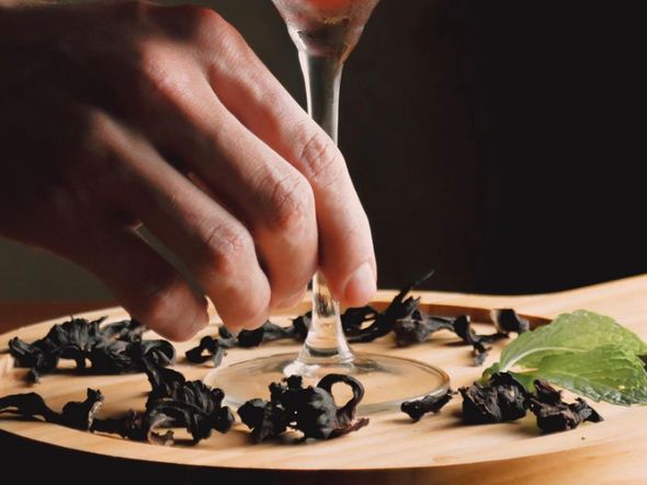 Destaque na carta de drinques, o Flor de Jurema contém gim, hibisco, hortelã e espuma de gengibre por Ana Paula Pessoa