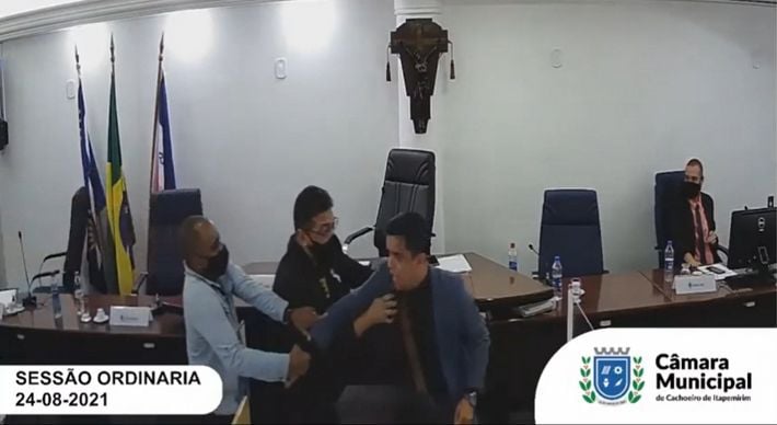 O caso envolve os vereadores Leo Camargo (PL) e Alexandre de Itaoca (PSB). Na mesma noite, após o ocorrido, Camargo registrou queixa contra Itaoca