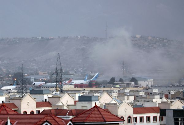 A fumaça de uma explosão é vista do lado de fora do Aeroporto de Cabul, no   Afeganistão, nesta quinta-feira, 26 de agosto de 2021.  