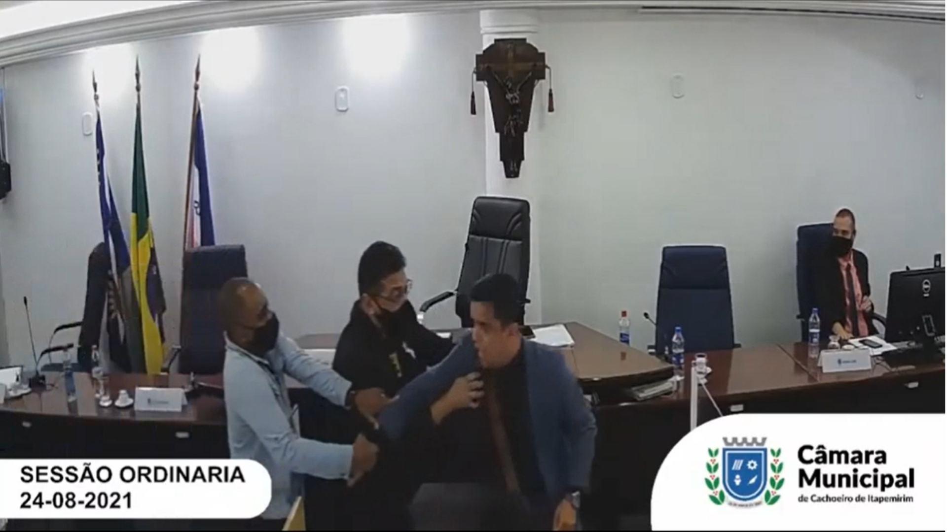 O caso envolve os vereadores Leo Camargo (PL) e Alexandre de Itaoca (PSB). Na mesma noite, após o ocorrido, Camargo registrou queixa contra Itaoca