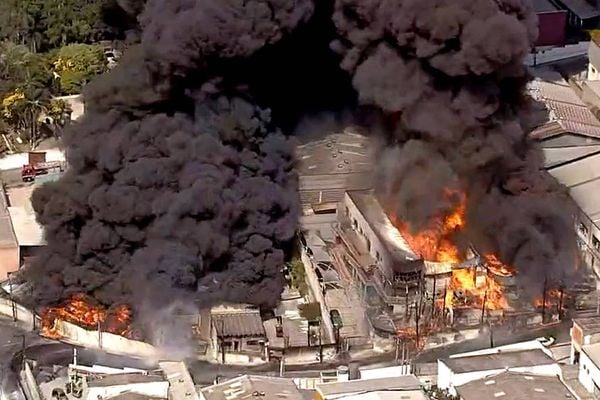 Incêndio atingiu empresa química localizada em um galpão em Barueri, na Grande São Paulo