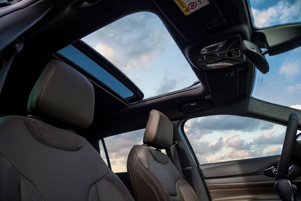 O teto solar é item de série para a versão topo de gama por Jeep/Divulgação