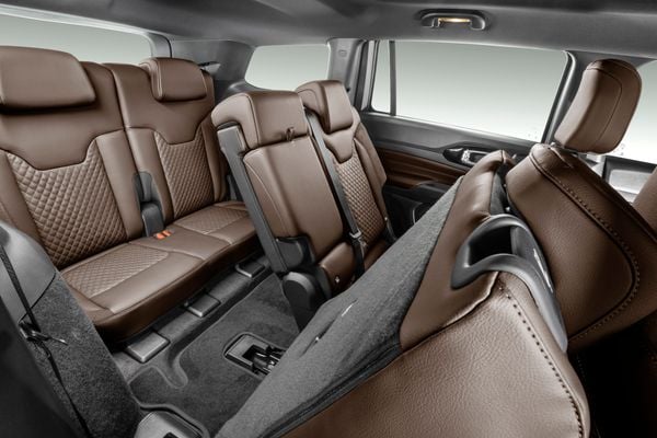 Terceira fileira possui bancos reclináveis com foco no conforto dos passageiros por Jeep/Divulgação