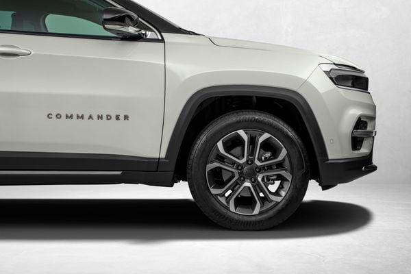 versão Limited tem rodas de liga leve de 18 polegadas e a versão Overland e 19 polegadas por Jeep/Divulgação