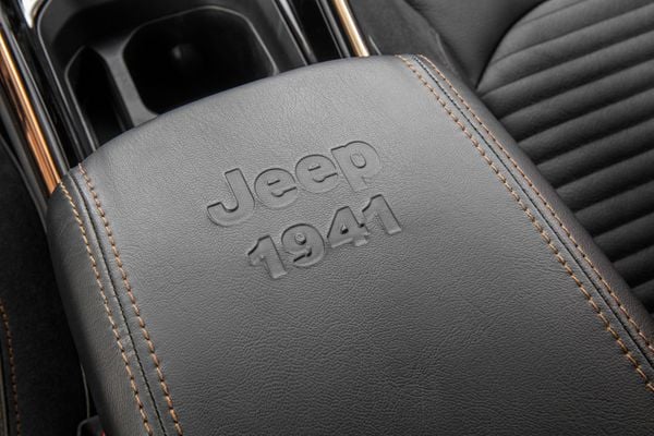 O logotipo da Jeep vem gravado em baixo relevo no banco e no apoio de braço por Jeep/Divulgação
