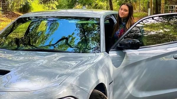 Sofia Liberato possui um Dodge Charger, cujo preço chega até 80 mil dólares (R$ 420 mil)