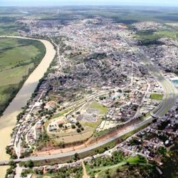 Acidente no balneário de São Mateus envolveu cinco veículos e deixou pai e filho feridos; Secretaria Estadual das Mulheres abriu um processo administrativo para apurar o caso