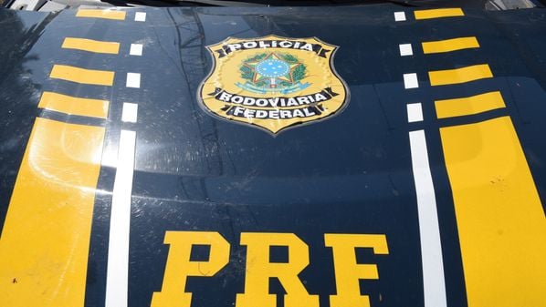 Ela estava na garupa da moto, que foi arrastada e imprensada contra uma barreira de proteção da rodovia; acidente envolveu o veículo e dois carros