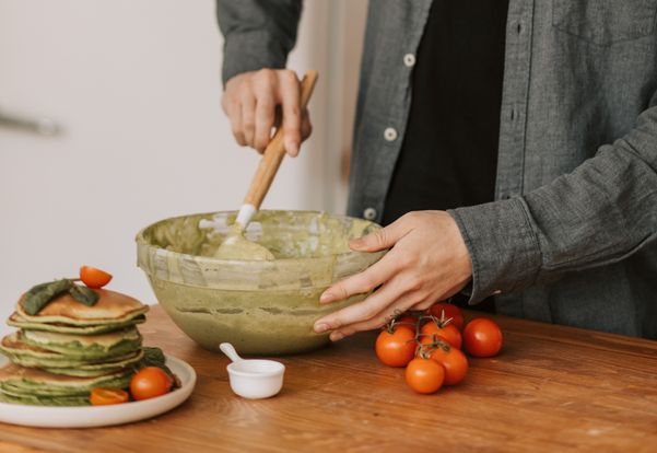 Juarez Campos ensina a preparar panqueca de espinafre com frango e requeijão