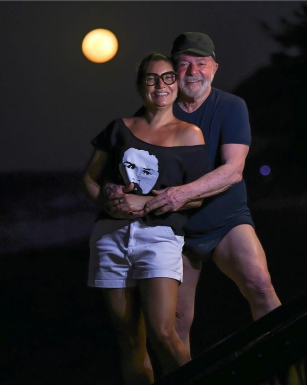 Lula e a noiva, Janja, em foto que bombou na internet por conta da coxa do ex-presidente