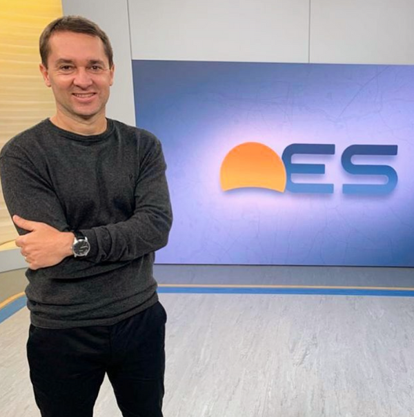 Além do Bom Dia ES, o jornalista Mário Bonella agora também assume a apresentação do programa CBN Cotidiano, na CBN Vitória. 