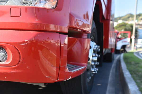 Motoboy fica ferido após colidir contra poste na subida da 2ª Ponte por Fernando Madeira 