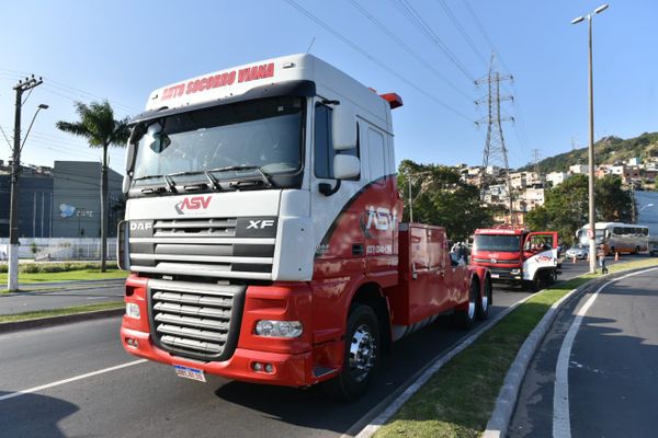 Motoboy fica ferido após colidir contra poste na subida da 2ª Ponte por Fernando Madeira 