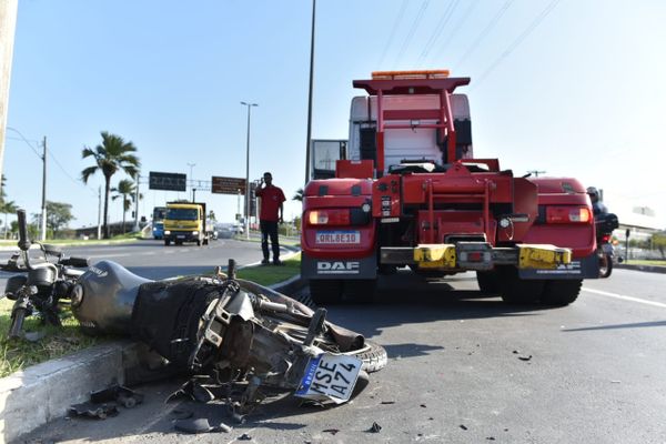Motoboy fica ferido após colidir contra poste na subida da 2ª Ponte por Fernando Madeira 