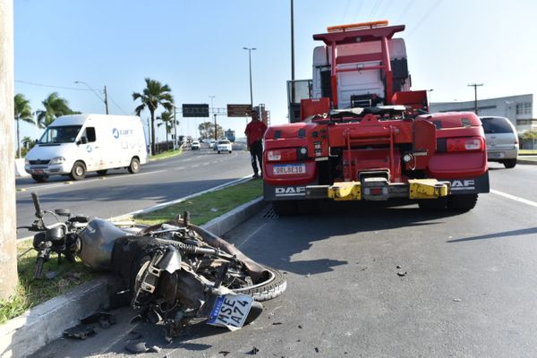 Motoboy fica ferido após colidir contra poste na subida da 2ª Ponte por Fernando Madeira 