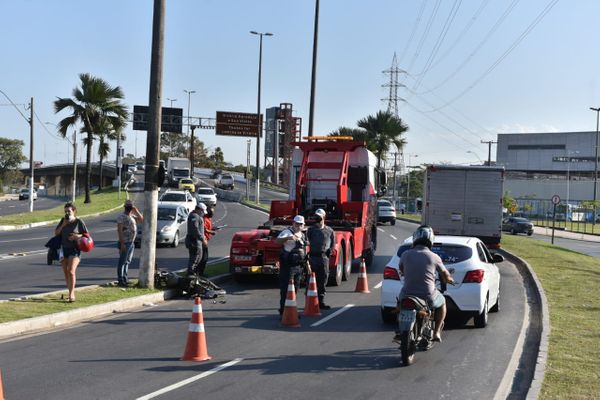 Motoboy fica ferido após colidir contra poste na subida da 2ª Ponte por Fernando Madeira 