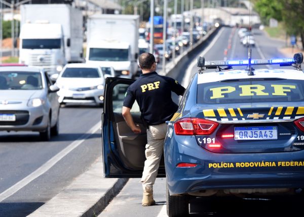 Viaturas da Polícia Rodoviária Federal em Viana, ES. Viaturas e agentes da PRF na Rodovia BR-262