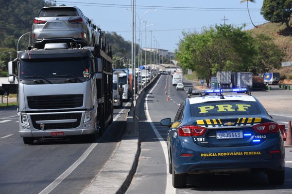 Viaturas da Polícia Rodoviária Federal em Viana, ES. Viaturas e agentes da PRF na Rodovia BR-262