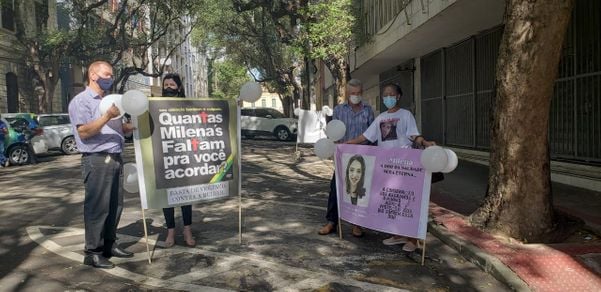 Amigos da médica Milena Gottardi fazem manifestação no Fórum Criminal de Vitória