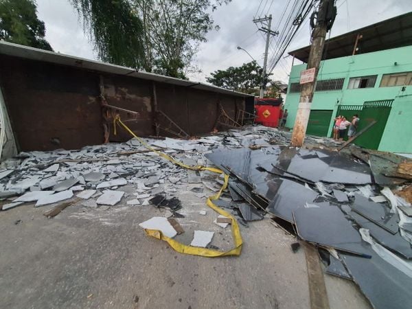 Carreta carregada com chapas de granito tomba em Cachoeiro 