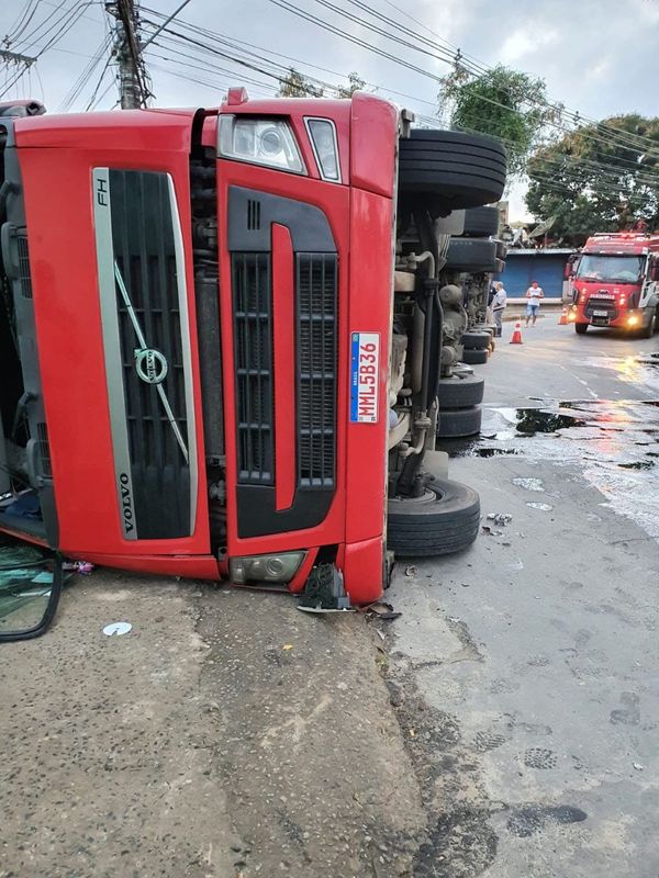 Carreta carregada com chapas de granito tomba em Cachoeiro 