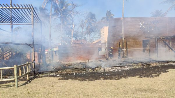 Incêndio atinge casa de shows de Meaípe, em Guarapari por Divulgação | Bombeiros