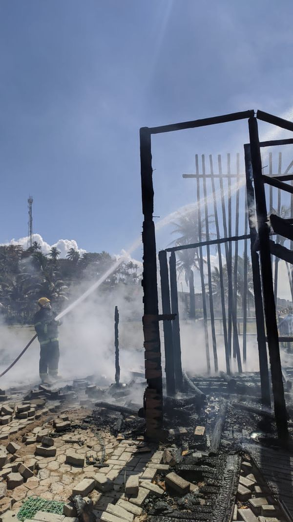 Incêndio atinge casa de shows de Meaípe, em Guarapari por Divulgação | Bombeiros