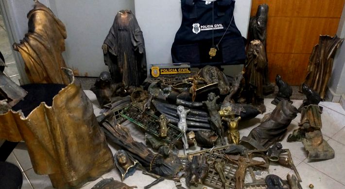 O furto ocorreu no último domingo (22). Os objetos foram localizados em um ferro-velho no município de Campos dos Goytacazes