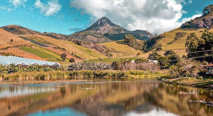 Colheita de morangos, cafeterias, restaurantes e plantação de lavandas, além de cachoeira e piscinas naturais, são alguns encantos da região do Parque Estadual do Forno Grande
