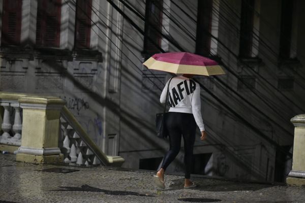 Guarda-chuva virou aliado dos capixabas em início de semana chuvoso por Fernando Madeira