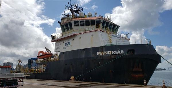 Navio brasileiro Mandrião está em quarentena, atracado em um terminal de Vitória