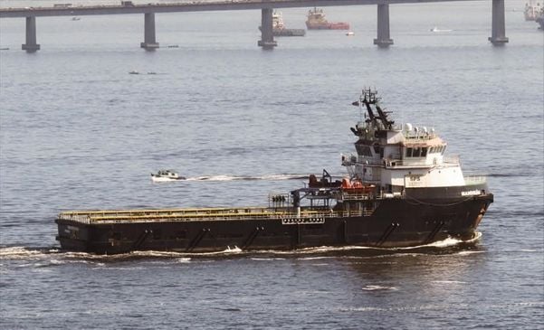 Navio brasileiro Mandrião está em quarentena, atracado em um terminal de Vitória