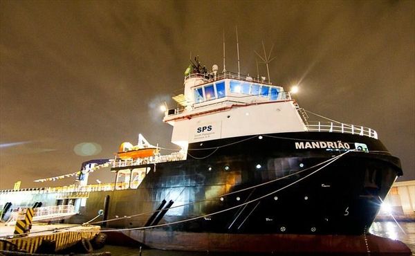 Navio brasileiro Mandrião está em quarentena, atracado em um terminal de Vitória