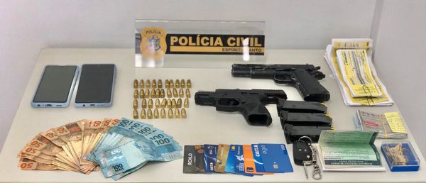 Segundo a polícia, os suspeitos compravam armas legais e repassavam para traficantes