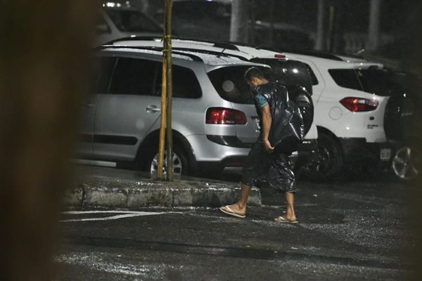 Capixaba tenta fugir da chuva nesta segunda-feira (30) por Fernando Madeira