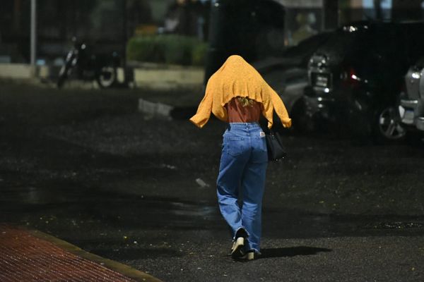 Capixaba tenta fugir da chuva nesta segunda-feira (30) por Fernando Madeira