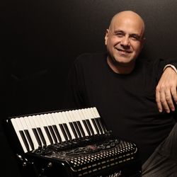 O músico Toninho Ferragutti