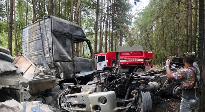 De acordo com o Corpo de Bombeiros, o fogo começou às 5h48, após duas carretas bateram de frente