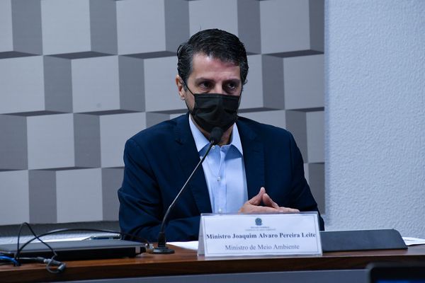 À mesa, em pronunciamento, ministro de Estado de Meio Ambiente, Joaquim Álvaro Pereira Leite