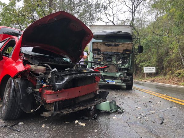 Acidente entre caminhão e carro deixa quatro pessoas feridas a Vargem Alta