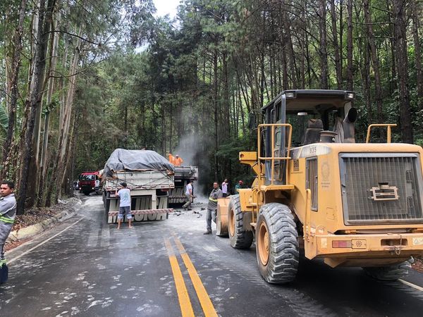 Carreta e caminhão bateram de frente na ES-164, interior do ES