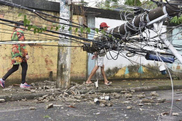Chuva com vento derruba quatro postes e árvore em rua de Vitória por Ricardo Medeiros
