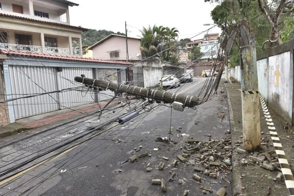 Chuva com vento derruba quatro postes e árvore em rua de Vitória por Ricardo Medeiros