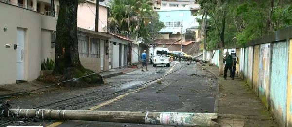 Postes caídos no bairro Santa Tereza, Vitória por Reprodução/TV Gazeta