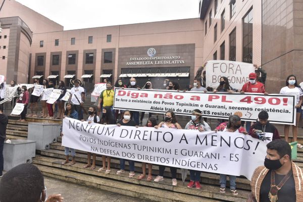 Grupo de indígenas protesta contra o Marco Temporal em frente à Assembleia Legislativa do ES por Ricardo Medeiros