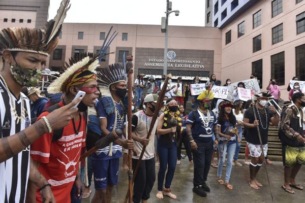 Grupo de indígenas protesta contra o Marco Temporal em frente à Assembleia Legislativa do ES por Ricardo Medeiros