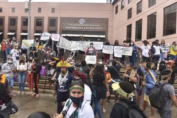 Grupo de indígenas protesta contra o Marco Temporal em frente à Assembleia Legislativa do ES por Ricardo Medeiros