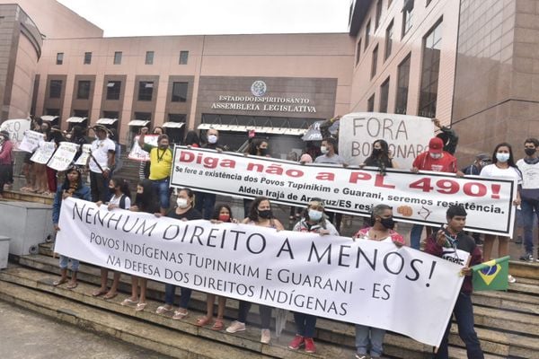 Grupo de indígenas protesta contra o Marco Temporal em frente à Assembleia Legislativa do ES
